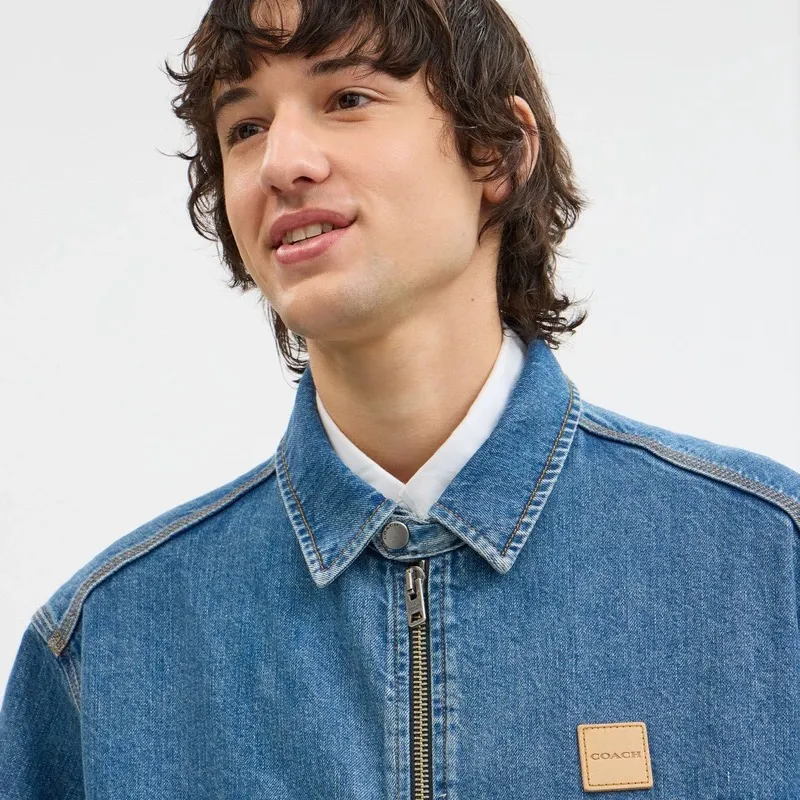 Model pictures provided New arrival in early spring! COH men's American Retro workwear Detroit washed distressed denim lapel cotton splicing zipper jacket, very Retro Blue denim, denim will never go out of style. The upper body of various experts shows how handsome he is. This style is very casual yet a bit gentlemanly. It is not so ostentatious, but the upper body makes the whole person look tall and elegant. All you need to do is wear this jacket. You don’t have to think about the overall matching, it’s casual and fashionable to wear casually. This can be worn by both men and women, and the fit is very correct. Shipped by a trading company and produced on a large assembly line, the quality is absolutely superb. The overall wiring is smooth and neat, and the inner lining is made of pure cotton, which is breathable and comfortable and has excellent skin fit. It's definitely the quality that goes in and out of the mall. The whole set of hardware is made by Koujia with logo letters. The texture of ancient silver matches the whole dress very well. The Genuine Leather leather label on the front chest is beautifully embellished. Really high quality. The shopkeeper’s own money. 🤗🤗🤗 Color: Washed Retro denim blue Size: M-XXL (equivalent to M-XXL) Fabric: Denim (Composition: Cotton) M size: Length 68CM Bust 118CM Shoulder width 53CM Sleeve length 62CM (Reference height 165-170CM Weight 110-130 catties) L size: Length: 70CM Bust 122CM Shoulder width 54CM, sleeve length 63CM (reference height 170-175CM, weight 130-150 catties) XL code: length: 72cm, bust: 126cm shoulder width: 55cm, sleeve length: 64cm (reference height 175-180CM, weight 145-165 catties) XXL code: length: 74cm, bust: 130cm, shoulder width: 56cm Sleeve length: 65cm (reference height 180-185CM, weight 165-185 catties)